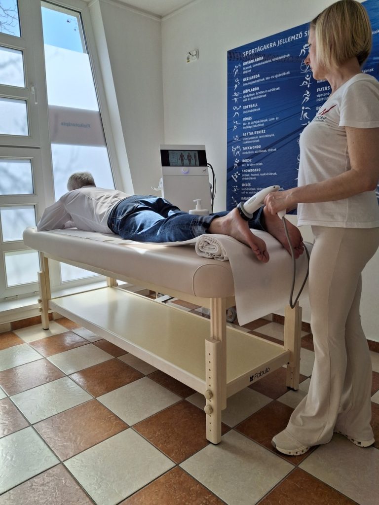 sarokfájdalom kezelése lökéshullám terápiával Szegeden – radiális és fókuszált kezelőfej alkalmazása rendelői környezetben