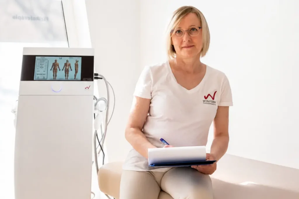 Fizikoterapeuta mozgásszervi állapotfelmérést végez a szegedi rendelőben.
